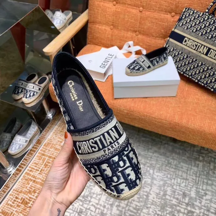 👟👟Ex-factory price 400👟👟 In 2020, new colors are coming simultaneously on the official website of the DIOR fisherman shoe series: original development, original anatomy display, exclusive outsole, you can compare as you like.  [Material] 1⃣️Sole: The only 1:1 exclusive rubber sole on the market 🌸. Fabric original embroidery. Lining: imported sheepskin, delicate and soft. [Size] 35-40.